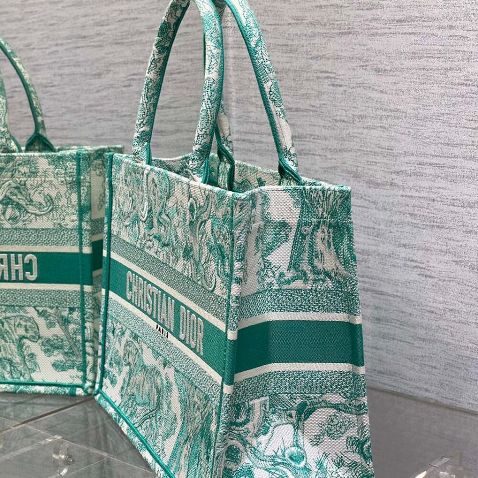 medium D*or book tote