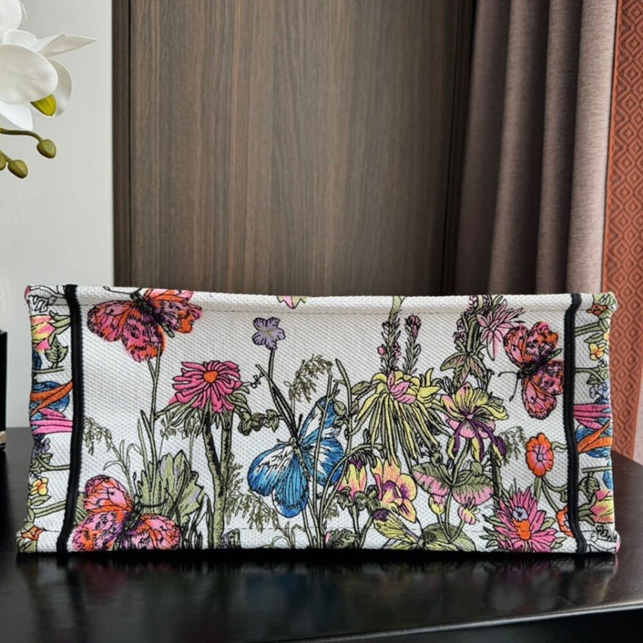 medium D*or book tote