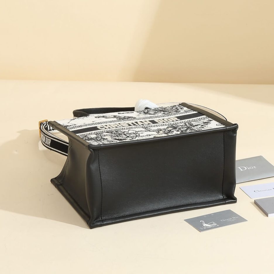 small D*or book tote