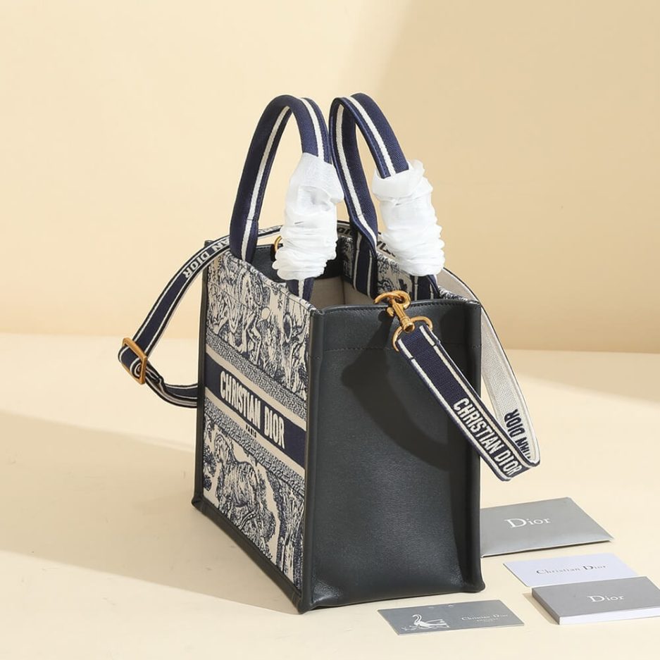 small D*or book tote