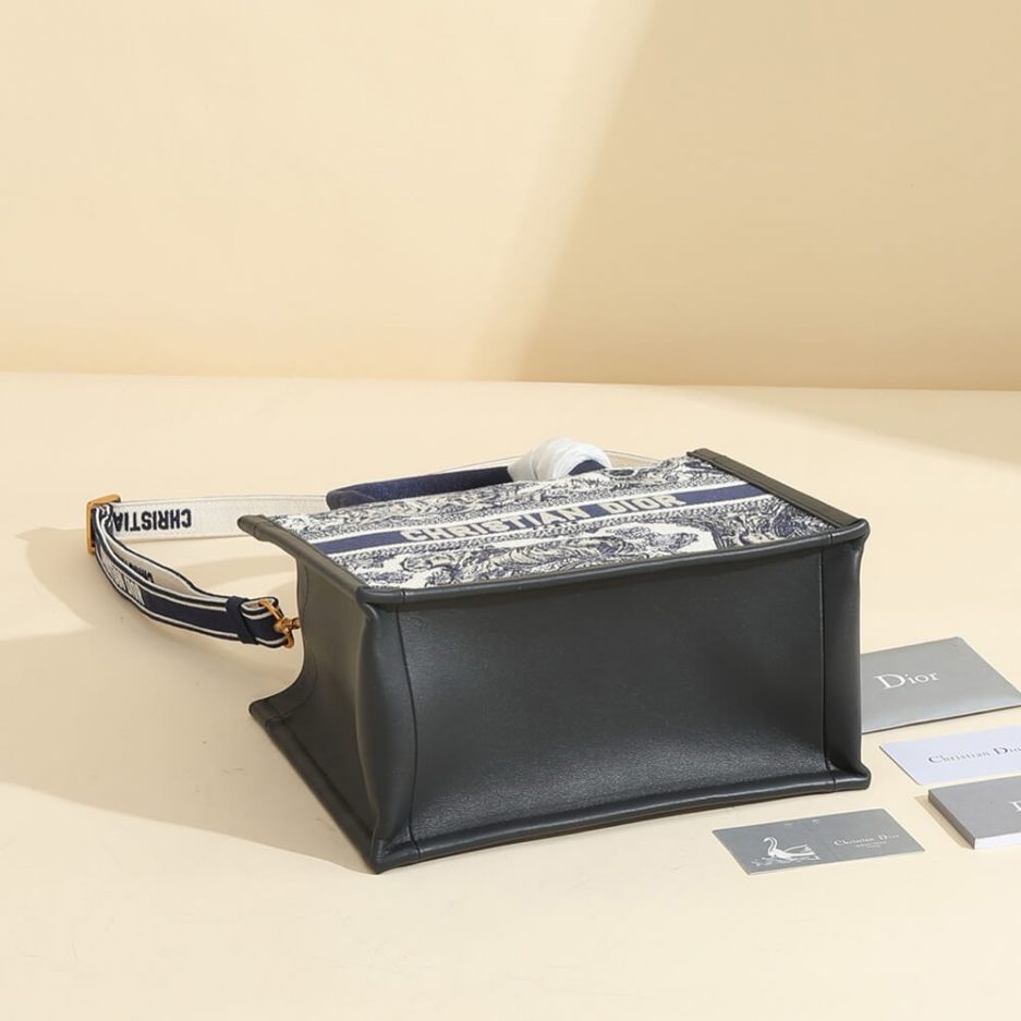 small D*or book tote