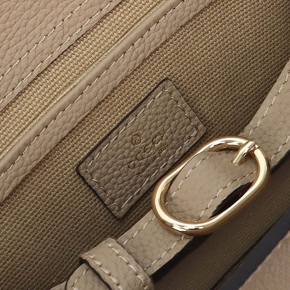 G*u*i small tote bag with hook closure