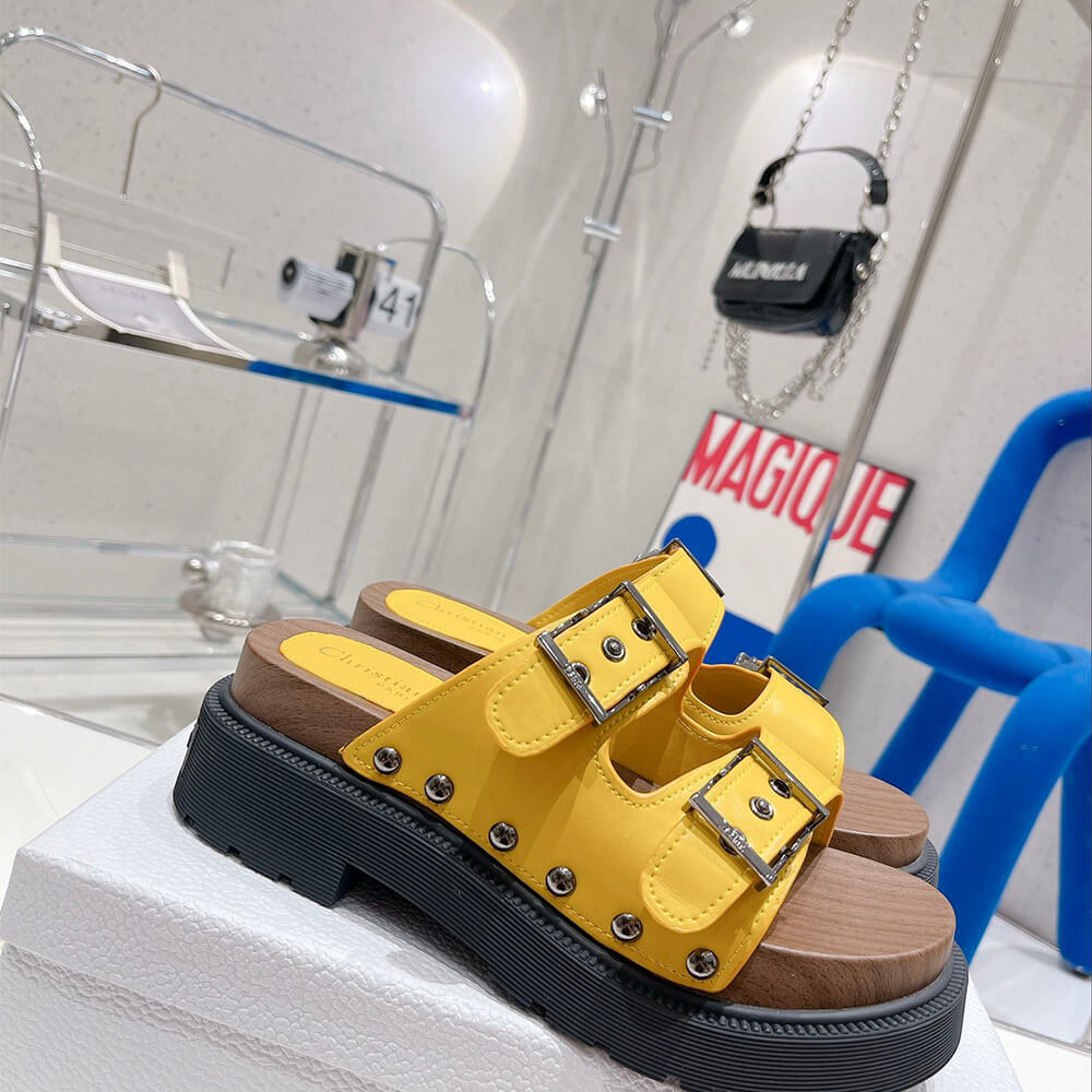 D*orquake strap sandal