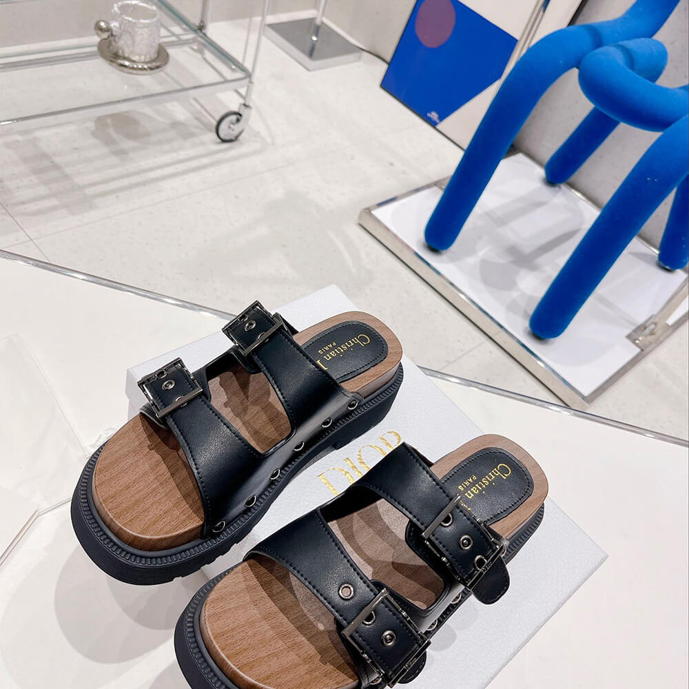 D*orquake strap sandal