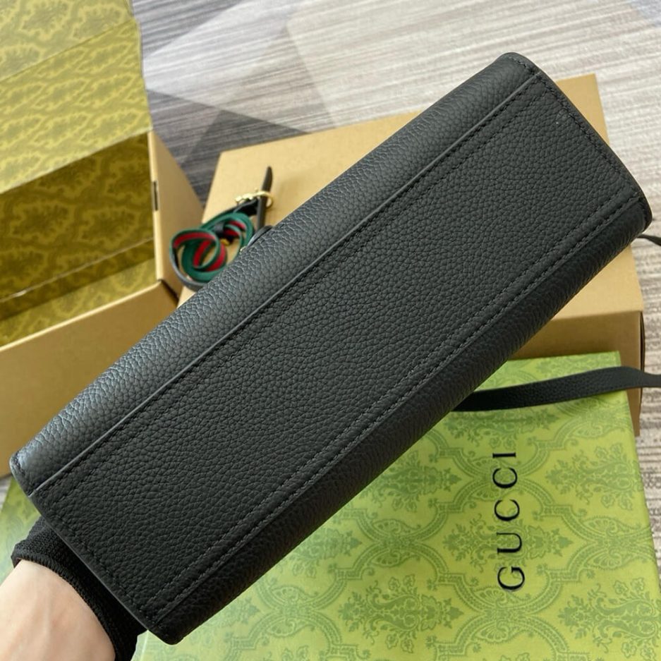 G*u*i small tote bag with hook closure