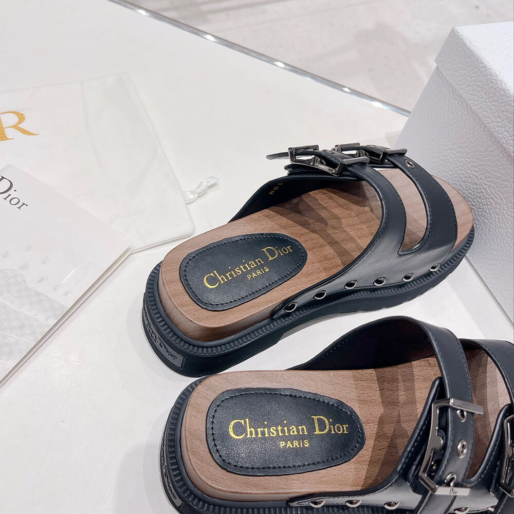 D*orquake strap sandal