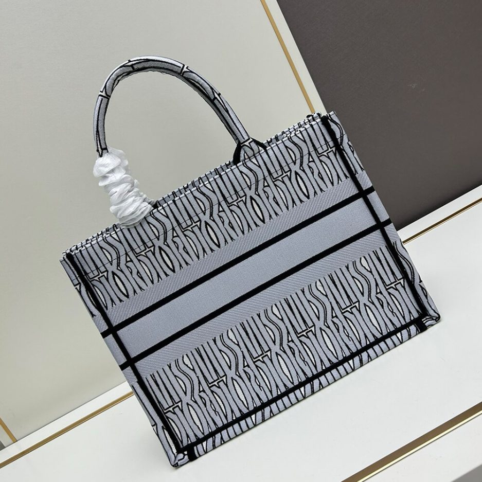 medium D*or book tote