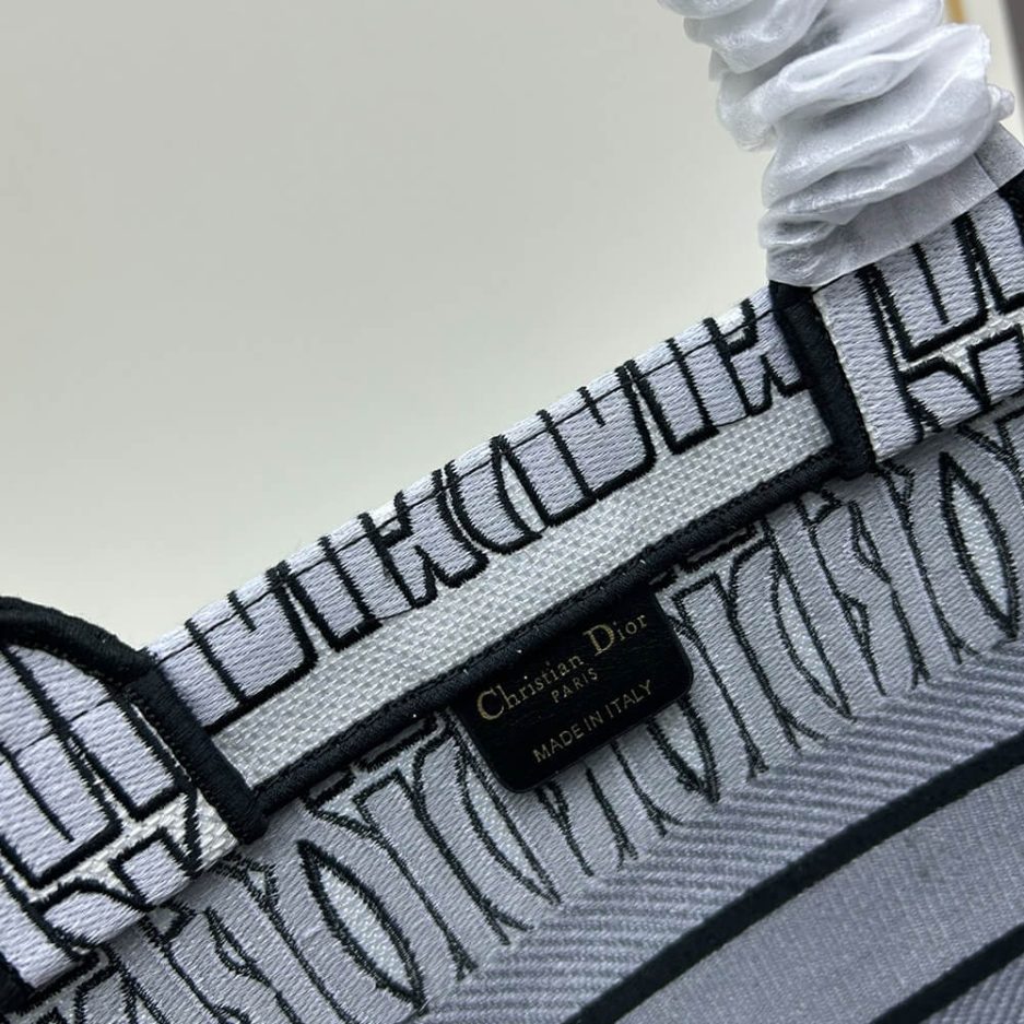 medium D*or book tote