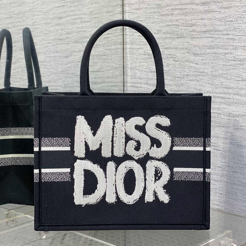 medium D*or book tote