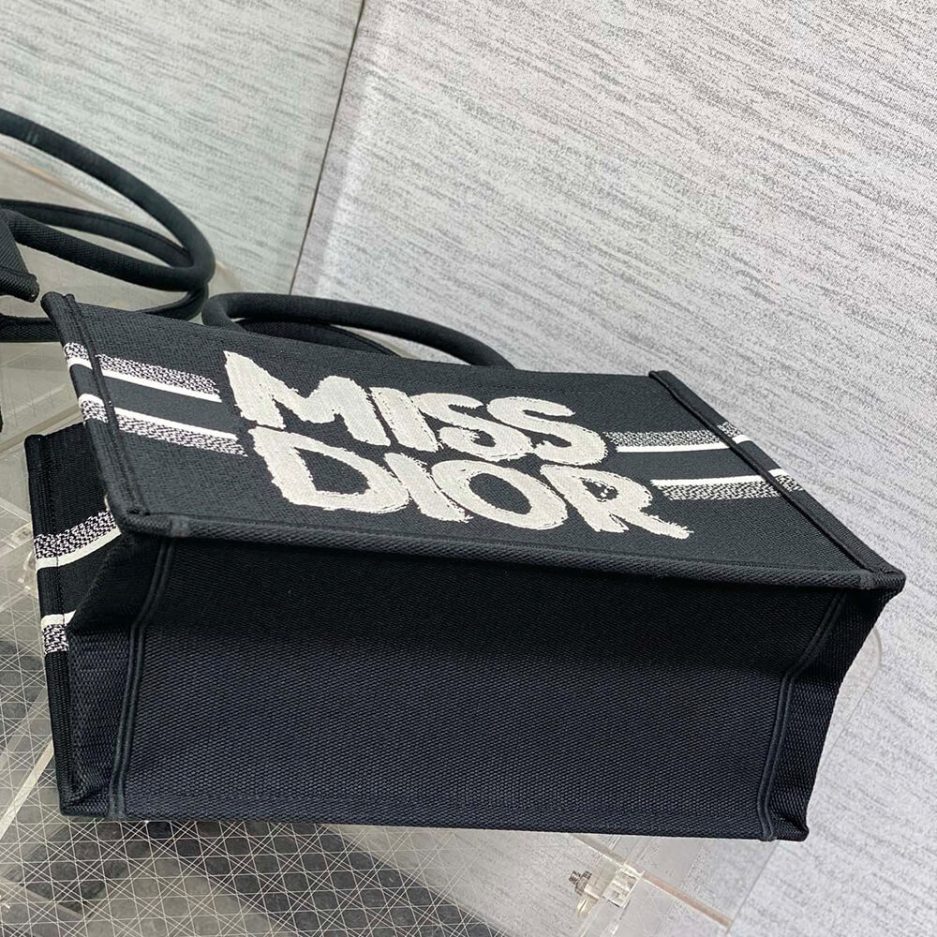 medium D*or book tote