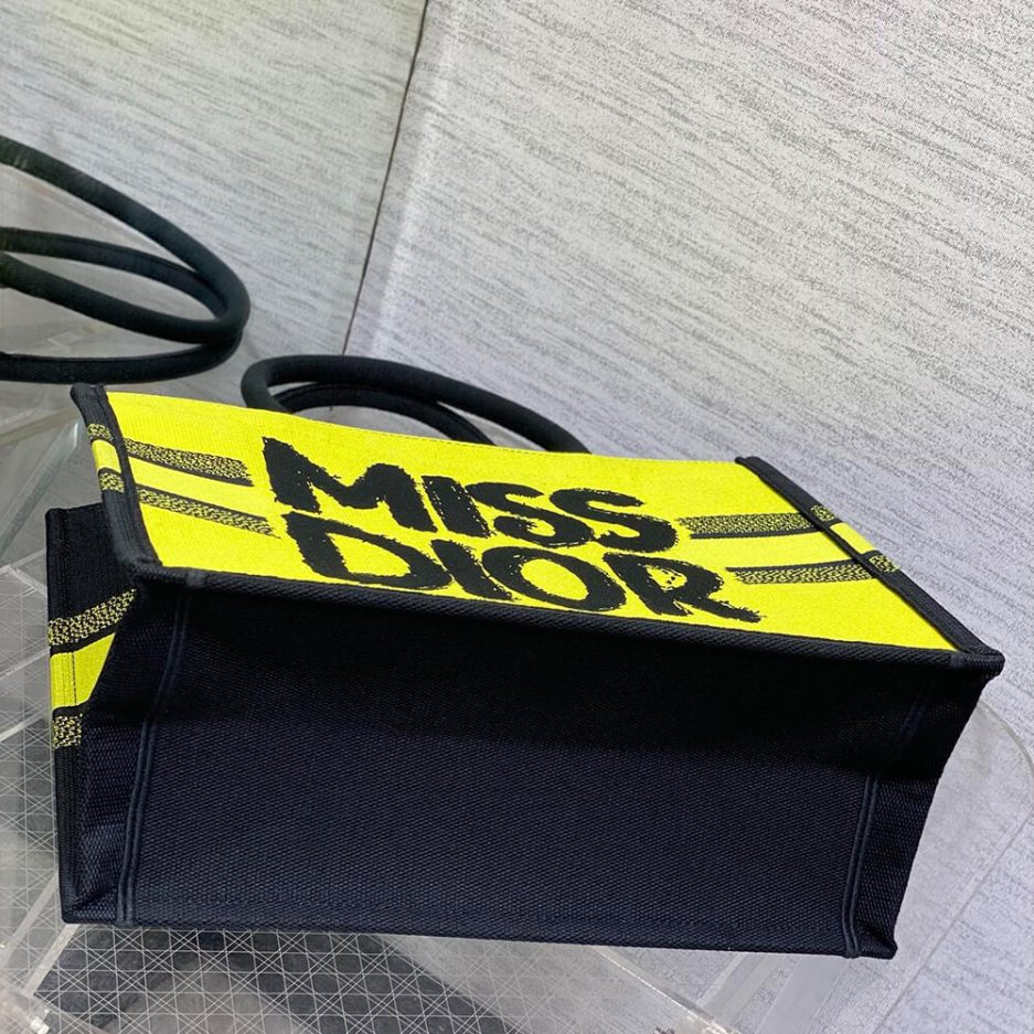 medium D*or book tote