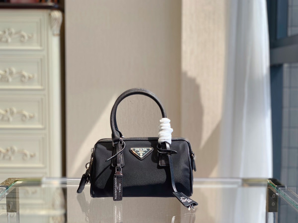 Pra*a re-edition 2005 nylon bag