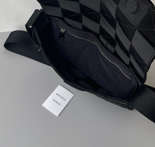 bo*te*ga Ve*ne*ta cassette webbing