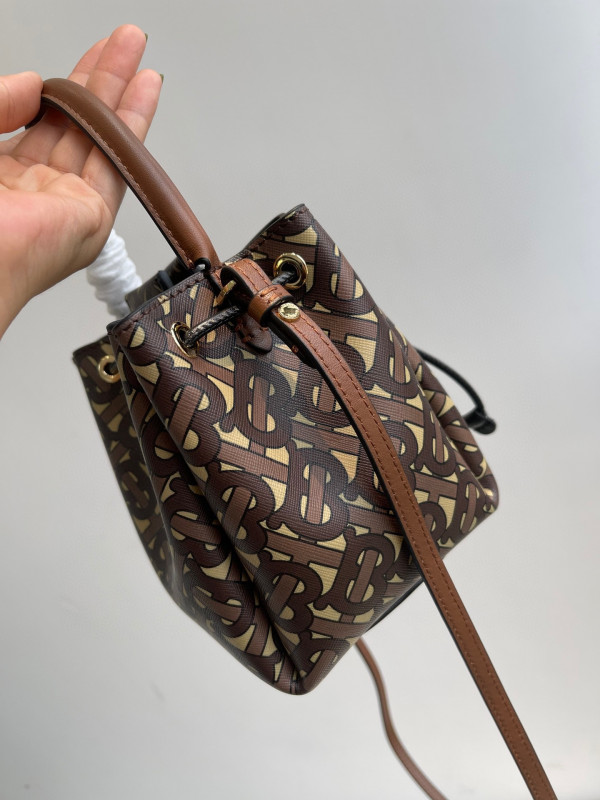 B**rry bucket bag