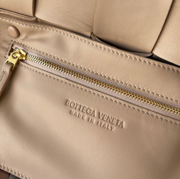 bo*te*ga Ve*ne*ta cassette