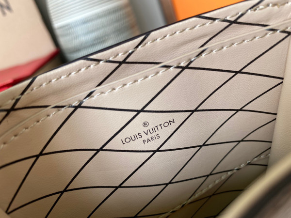 l0*is V*t0n vertical trunk pochette