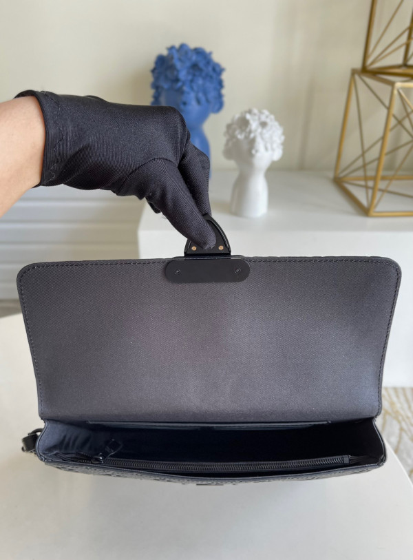 l0*is V*t0n s lock a4 pouch