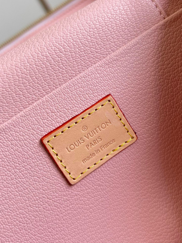 l0*is V*t0n toiletry bag