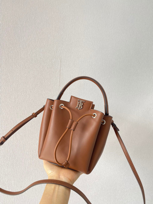 B**rry bucket bag
