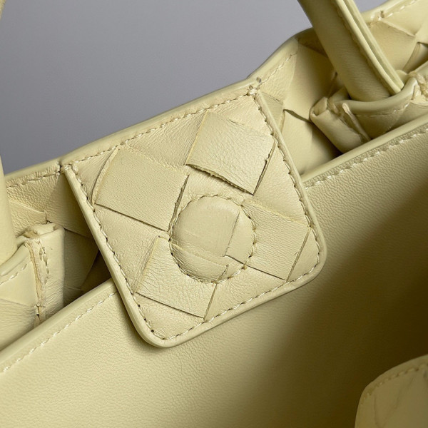 bo*te*ga Ve*ne*ta medium andiamo