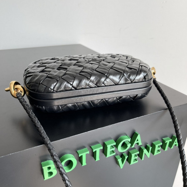 bo*te*ga Ve*ne*ta knot minaudiere on strap