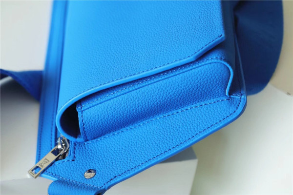 l0*is V*t0n takeoff slingbag