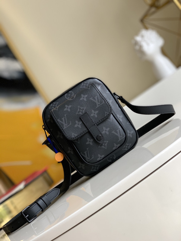 l0*is V*t0n christopher wearable wallet