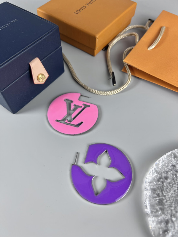 l0*is V*t0n earrings