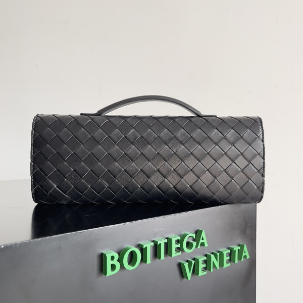 bo*te*ga Ve*ne*ta long clutch andiamo with handle