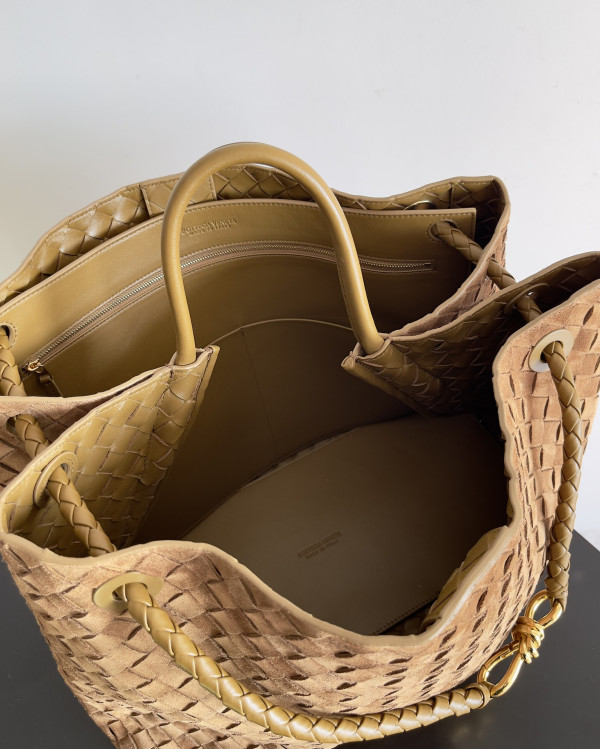 bo*te*ga Ve*ne*ta large andiamo