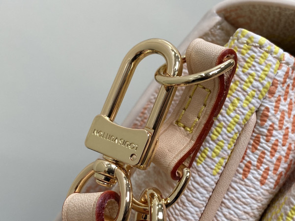 l0*is V*t0n pochette metis east west