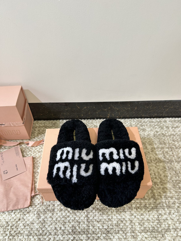 M*um*u sandals