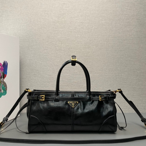 Pra*a medium leather handbag