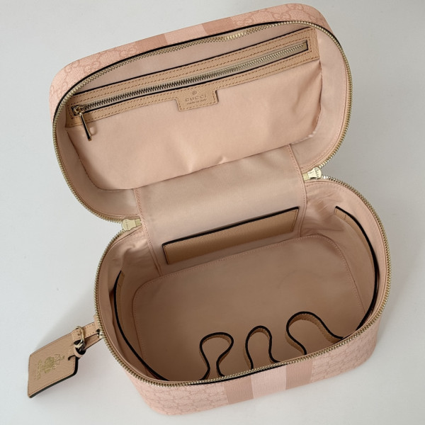 G*u*i porter medium travel bag