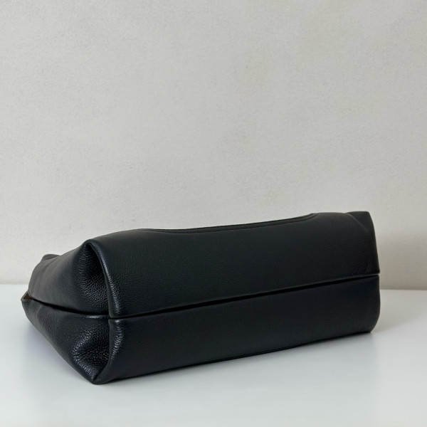 G*u*i softbit maxi shoulder bag