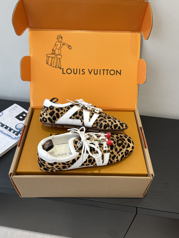 l0*is V*t0n sneakerina