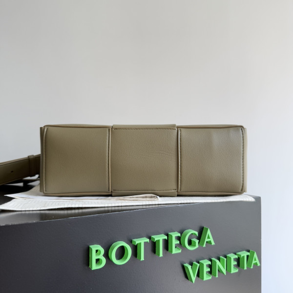 bo*te*ga Ve*ne*ta  arco camera bag -28*18*9cm
