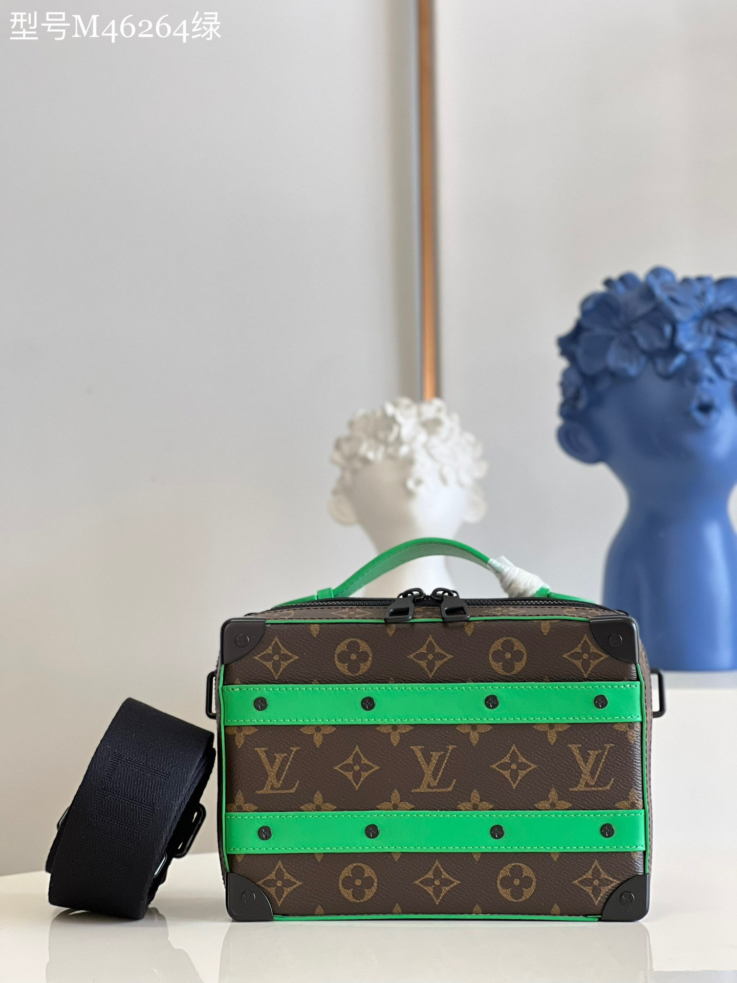 l0*is V*t0n handle soft trunk