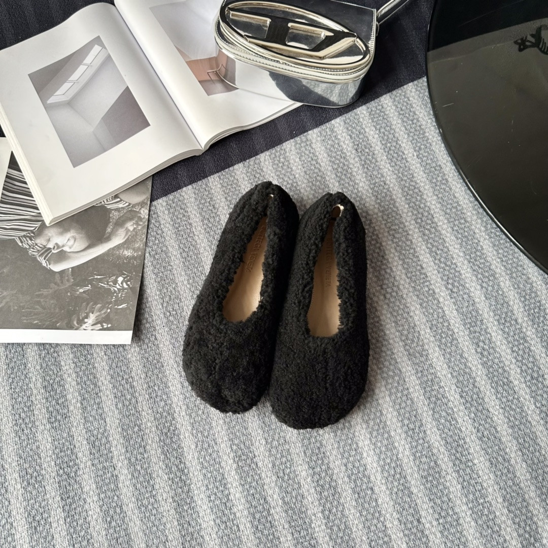 bo*te*ga Ve*ne*ta atomic shearling-trimmed ballet flats